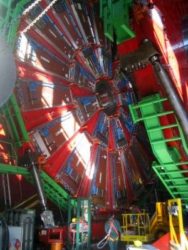 O detector CMS, integrado no LHC.