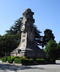 Tumba e monumento a Concepción Arenal no cemiterio de Pereiró, en Vigo.