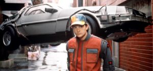 Marty McFly (Michael J. Fox) co seu DeLorean.