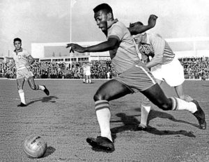 Pelé xogando no ano 1960.
