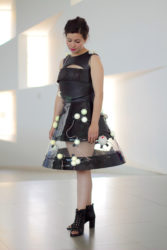 Unha modelo luce o Enviroment Dress.