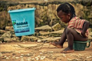 Unha nena en Dakar (Senegal).