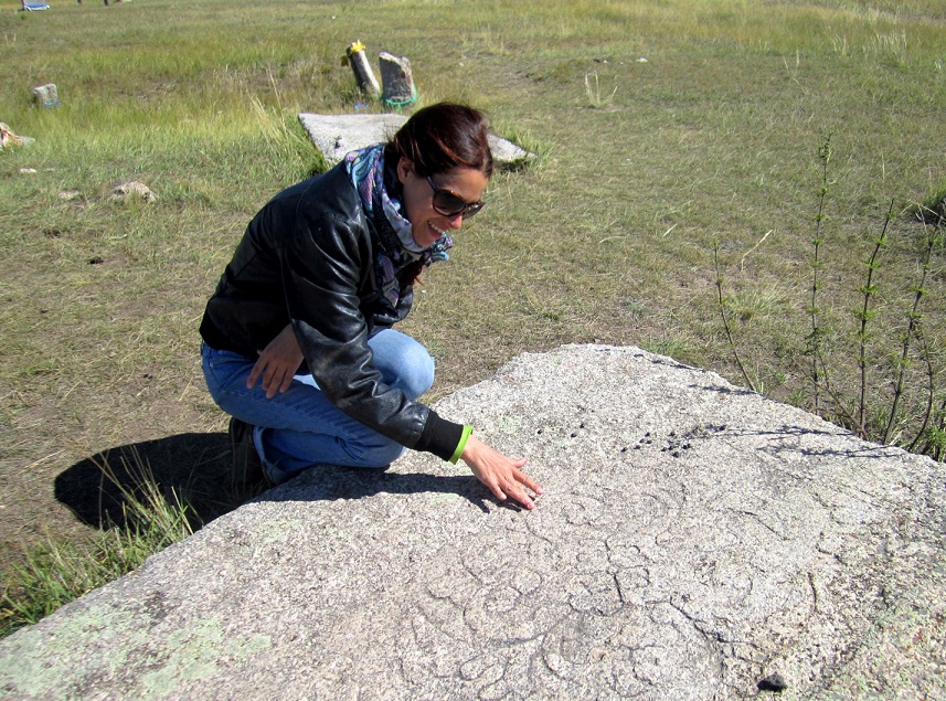 Cecilia Dal Zovo, examinando a decoración dunha pedra sagrada en Mongolia.