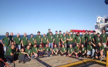 Equipo científico e tripulación do Sarmiento de Gamboa, en plena misión no océano Atlántico.