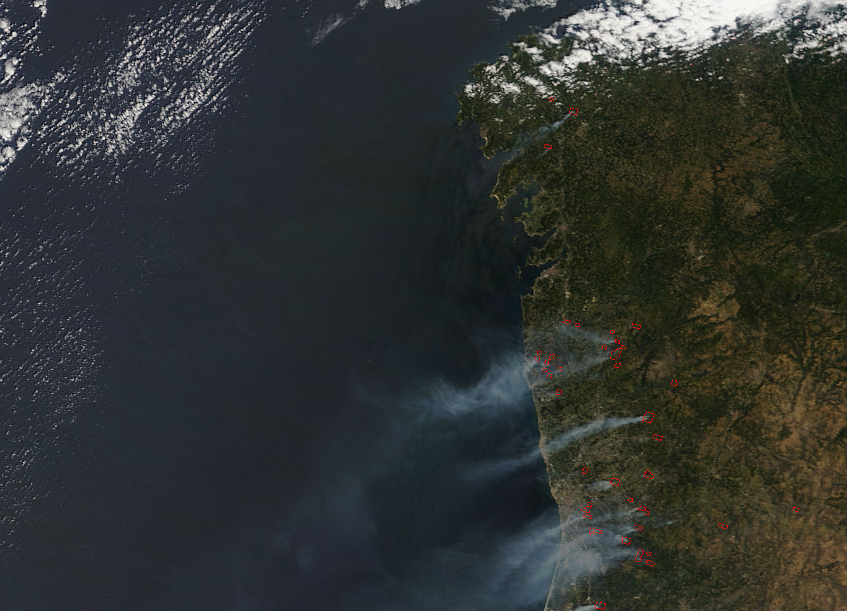 Rastro do fume dos incendios de Galicia e Portugal.