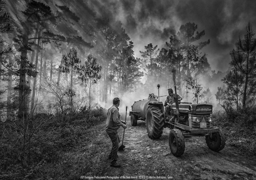 Imaxe premiada do fotógrafo Marcos Rodríguez, tomada durante un incendio en Cee.