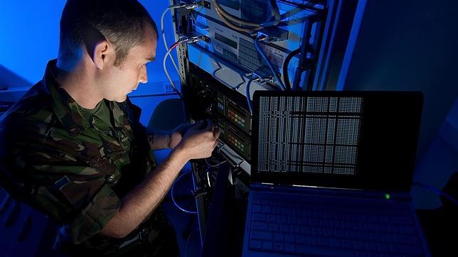 Un militar no Centro de Ciberdefensa da OTAN.