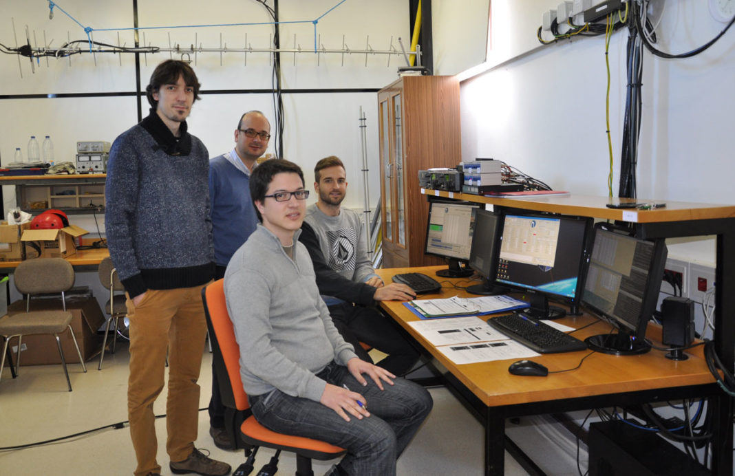 Os investigadores, na unidade de seguimento da Universidade de Vigo.