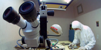 Microscopio nun labotorio da Universidade de Santiago.