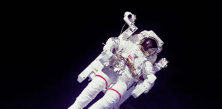 El astronauta Bruce McCandless se convirtió en un icono de la historia de la fotografía con este retrato de su paseo espacial autónomo. Se cumplen 30 años de los tres paseos que, en 1984, se realizaron con la Unidad de Maniobra Tripulada (MMU en sus siglas en inglés), que permitía desplazarse fuera del trasbordador espacial sin conexión alguna con la nave. Nitrógeno expulsado a alta presión era el combustible que permitía la movilidad. El alto riesgo de esta técnica la llevó al desuso. Pero la foto, que cumple tres décadas, es ya todo un símbolo del siglo XX.