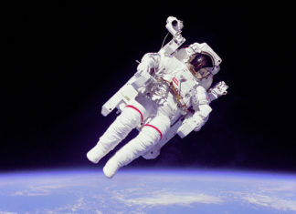 El astronauta Bruce McCandless se convirtió en un icono de la historia de la fotografía con este retrato de su paseo espacial autónomo. Se cumplen 30 años de los tres paseos que, en 1984, se realizaron con la Unidad de Maniobra Tripulada (MMU en sus siglas en inglés), que permitía desplazarse fuera del trasbordador espacial sin conexión alguna con la nave. Nitrógeno expulsado a alta presión era el combustible que permitía la movilidad. El alto riesgo de esta técnica la llevó al desuso. Pero la foto, que cumple tres décadas, es ya todo un símbolo del siglo XX.