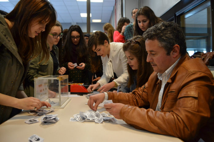 O profesor Rúas, durante o reconto de votos en Pontevedra.