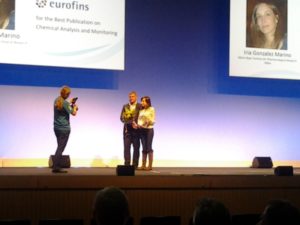 Iria González recibe o premio na reunión da SETAC en Basilea. Foto: USC.