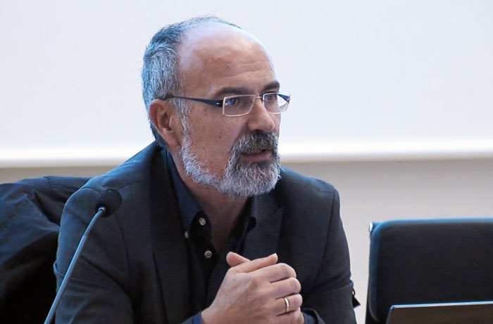 Carlos Diéguez, da USC, nunha conferencia na Universidade de Vigo.