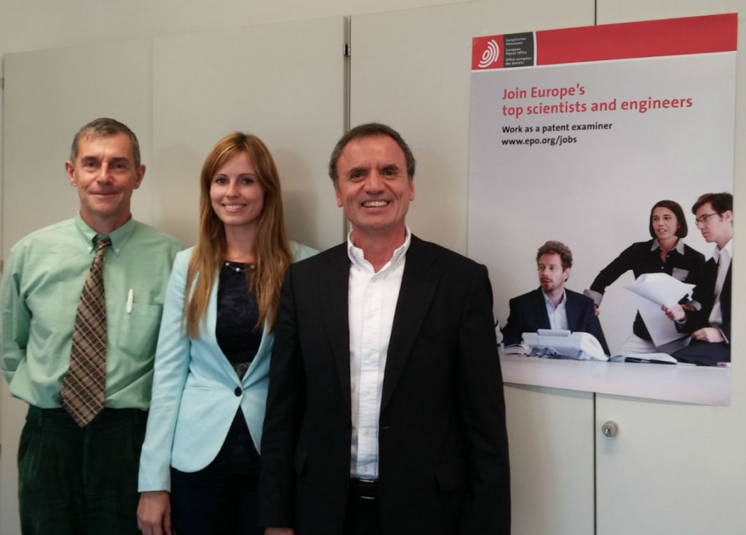 Cristophe Queeson, Noelia González e José Santacroce, examinadores da Oficina Europea de Patentes.