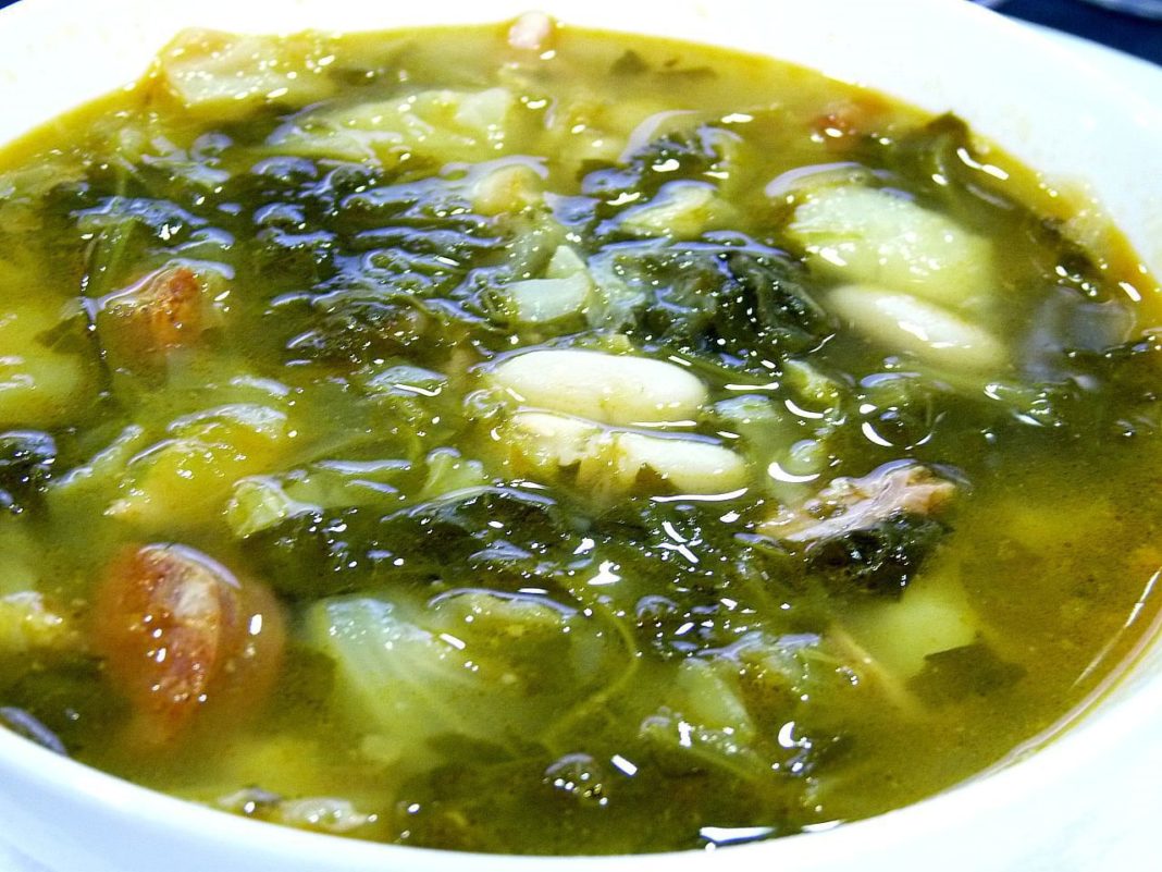 O caldo galego, os grelos e as verzas son menús básicos da dieta atlántica.