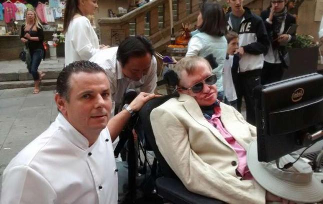 Stephen Hawking co cociñeiro vigués Víctor Acuña.