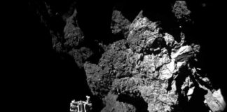 O módulo Philae, primeiro artefacto humano que consegue aterrar sobre un cometa, "botouse a durmir" sobre a superficie do asteroide por falta de batería, sen que se saiba se poderá volver espertar nin cando. Coas súas baterías esgotadas e sen suficiente luz solar para recargalas, Philae entrou en "modo repouso" para un silencio potencialmente longo", explicou hoxe a Axencia Espacial Europea (ESA). Antes de entrar neste estado, que implica que todos os seus instrumentos e a maioría dos seus sistemas están apagados, o módulo puido transmitir valiosos datos científicos sobre o cometa 67/PÁX. Churyumov-Gerasimenko, segundo explicou a través do blog da misión Rosetta o seu responsable,Stefan Ulamec. Considerou que o aparato se teño desempeñado "magnificamente baixo duras condicións", polo que se mostrou "orgulloso do incrible éxito científico" que supuxo. Foto: ESA.