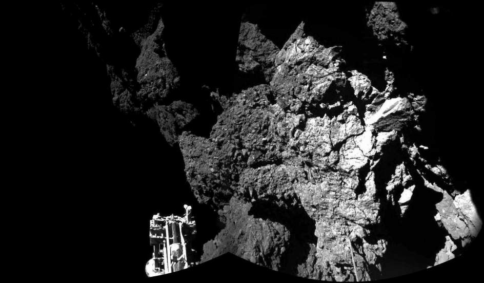 O módulo Philae, primeiro artefacto humano que consegue aterrar sobre un cometa, "botouse a durmir" sobre a superficie do asteroide por falta de batería, sen que se saiba se poderá volver espertar nin cando. Coas súas baterías esgotadas e sen suficiente luz solar para recargalas, Philae entrou en "modo repouso" para un silencio potencialmente longo", explicou hoxe a Axencia Espacial Europea (ESA). Antes de entrar neste estado, que implica que todos os seus instrumentos e a maioría dos seus sistemas están apagados, o módulo puido transmitir valiosos datos científicos sobre o cometa 67/PÁX. Churyumov-Gerasimenko, segundo explicou a través do blog da misión Rosetta o seu responsable,Stefan Ulamec. Considerou que o aparato se teño desempeñado "magnificamente baixo duras condicións", polo que se mostrou "orgulloso do incrible éxito científico" que supuxo. Foto: ESA.