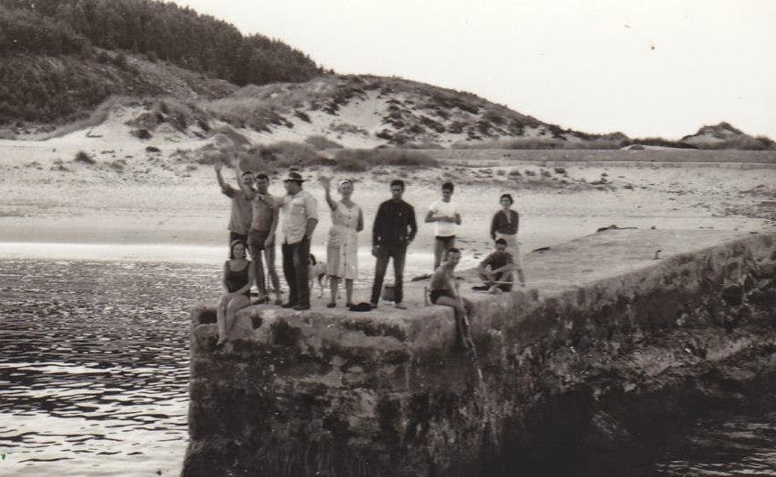 Excursionistas, no primeiro peirao de Rodas.
