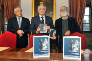 Xosé González, o reitor Juan Viaño e o historiador Ricardo Gurriarán.