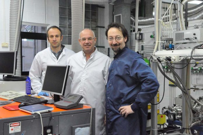 Stefan Stefanov, Stefano Chiussi e Alessandro Benedetti no laboratorio da UVigo,