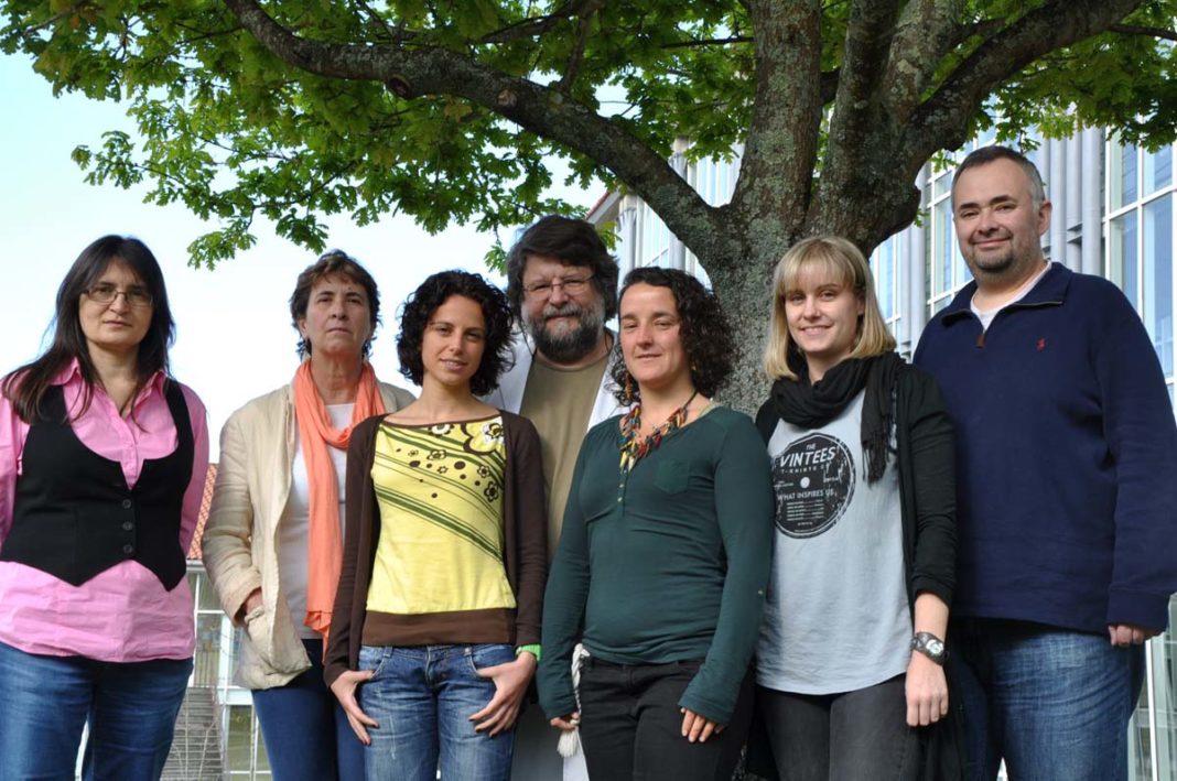 Fran Ramil e Ana Ramos con investigadores do Departamento de Ecoloxía e Bioloxía Animal da UVigo.