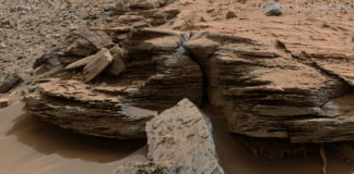 Rochas estratificadas preto do monte Sharp en Marte