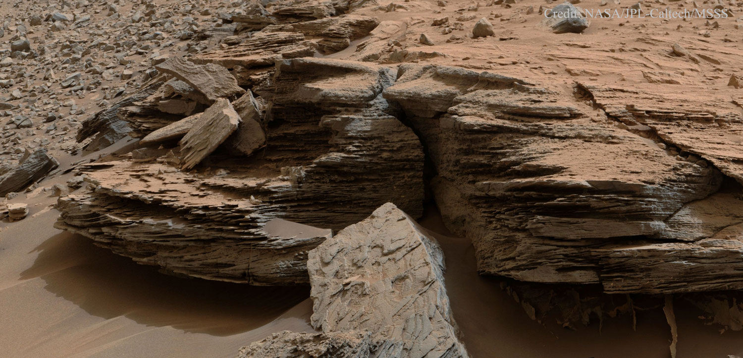 Rochas estratificadas preto do monte Sharp en Marte