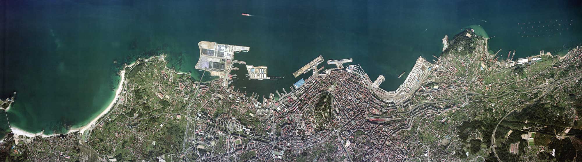 Vista aérea do perfil do porto de Vigo.