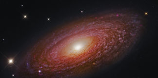 A masiva e achegada galaxia espiral NGC 2841