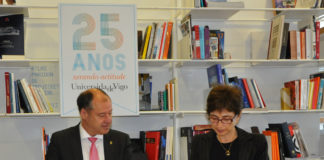 O reitor Salustiano Mato asina o convenio con Pilar del Río, da Fundación José Saramago.