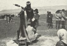 Un astrónomo opera co seu telescopio durante a eclipse de 1912.