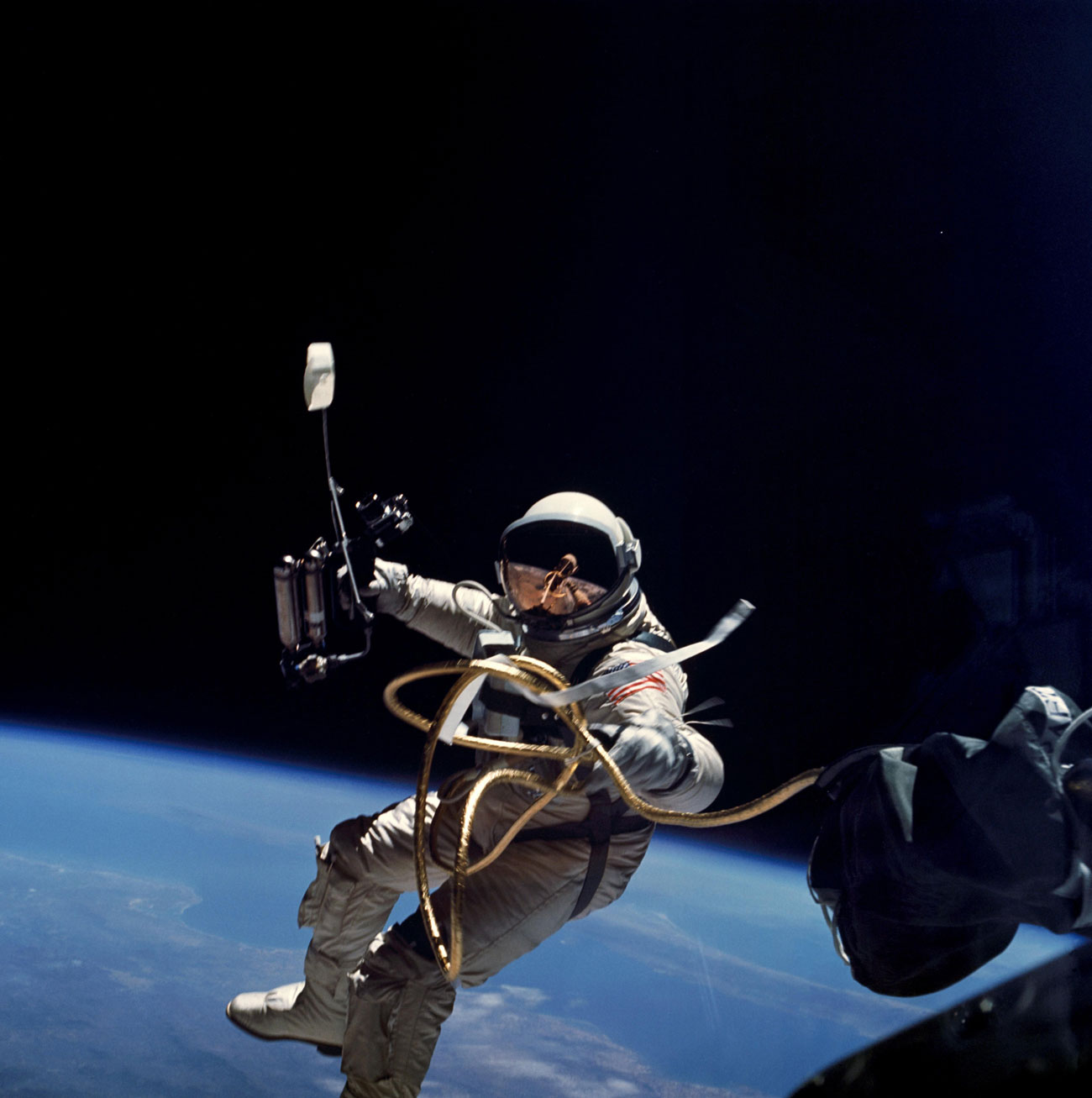 Edward White no primeiro paseo espacial da NASA