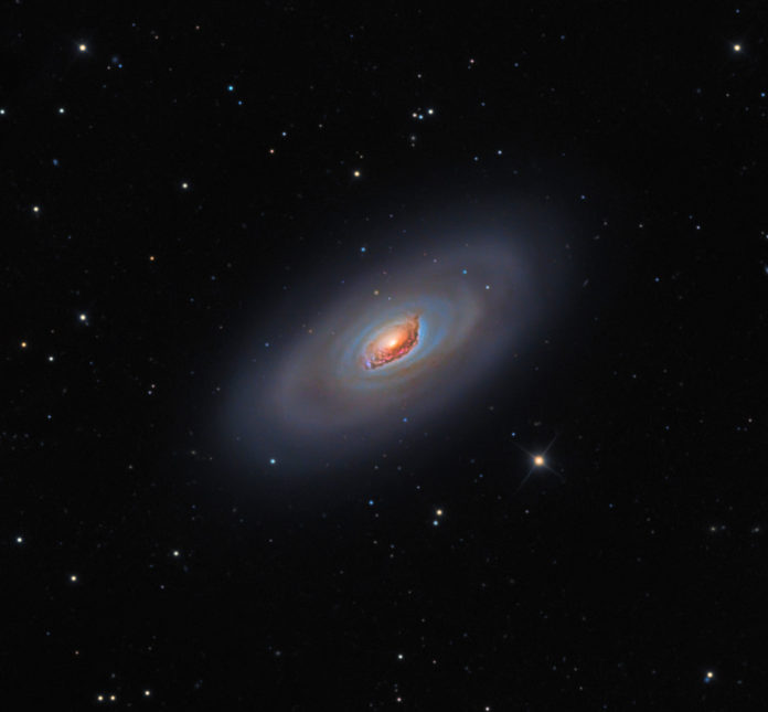 M64: a galaxia do Ollo Negro