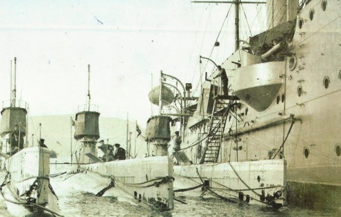 Submarinos U-boot alemáns abastecéndose no porto de Vigo na I Guerra Mundial.