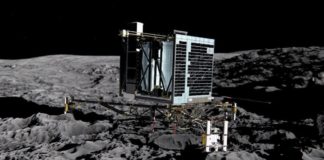 Espertou o módulo Philae sobre o cometa. O Philae deu sinais de ter recuperado a súa actividade tras un letargo de case sete meses sobre a superficie do cometa 67P/Churyumov-Gerasimenko, segundo informaron fontes do Centro Nacional de Estudos Espaciais (CNES). A sonda Rosetta, que orbita a uns 20 quilómetros do cometa, recibiu a pasada noite un curto sinal duns 40 segundos procedente de Philae, o que indicaría que as súas baterías se reactivaron e que o aparato puido resistir as condicións climáticas e ambientais. "Ola Terra. Podes oírme?", tuiteó a misión Philae Lander, para preguntar despois, no seu habitual ton desenfadado, produto da súa programaciónovan personalizada: "Canto tempo estiven durmido?". "A boa noticia chegou no medio da noite, cando Philae respondeu ás nosas chamadas. Tivemos ao redor de dous minutos de enlace entre Rosetta e Philae, e 40 segundos de datos. Agora hai que analizar todo isto, pero Philae vive", explicou o presidente do CNES, Jean-Yves Le Gall.