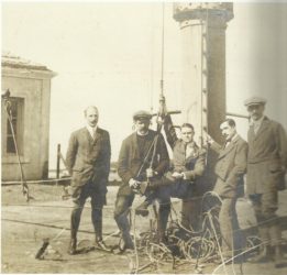 Axentes alemáns montan unha antena radiotelegráfica no monte do Castro, en Vigo, en 1918.