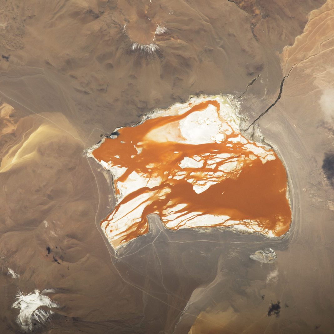 Un astronauta a bordo da Estación Espacial Internacional tomou esta fotografía da brillante e colorida Laguna Colorada, nos Andes bolivianos, favorecida pola ausencia de néboa atmosférica na altura de 4.300 metros sobre o nivel do mar en que se encontra a lagoa. A forte cor avermellada débese ás algas que crecen na auga salgada. En ocasións, o lago ten fases verdes debido á proliferación de algas de cores diferentes, que oscilan segundo a salinidade e a temperatura da auga. Ao evaporarse esta polo forte calor do deserto, convértese en solución salina. A lagoa, de 10 quilómetros nos seus extremos máis distantes, foi maior no pasado, e é o centro dunha reserva natural. Volcáns nevados aparecen no centro superior e na parte inferior esquerda da imaxe. Os camiños de acceso en tres lados do lago son utilizados polos turistas para visitar estas paisaxes doutro mundo, segundo explica aNASA nun a súa web Earth Observatory.