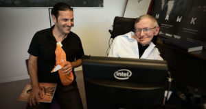 Edelstein con Stephen Hawking, con quen mantén amizade.