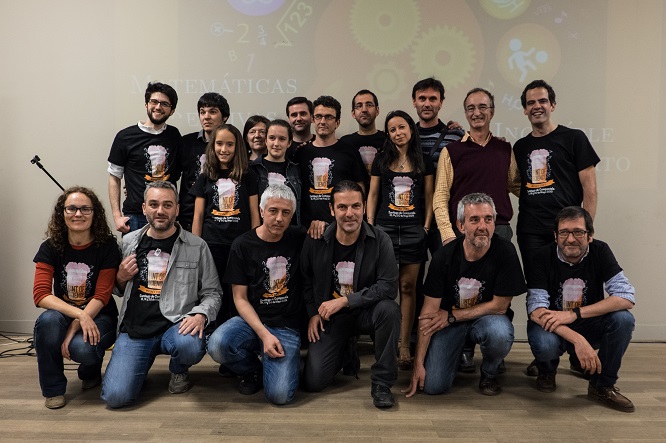 Foto de familia de poñentes e organizadores de Pint of Science 2015 en Santiago.