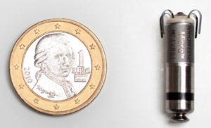 Tamaño do marcapasos e dunha moeda de euro.