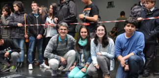 Delia, Elsa e Santi, do IES A Sangriña, xunto a profesor Antonio Lomba, gañadores do certame.