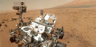 Hai tres anos, o 6 de agosto de 2012, o rover Curiosity da NASA aterrou sobre a superficie de Marte. Dende entón, e ao longo de case 11 quilómetros, non deixou de tomar datos cos seus dez instrumentos, un deles español: a estación ambiental REMS. Entre os descubrimentos da misión destaca a confirmación de que Marte tivo ingredientes esenciais para a vida, como auga -que discorría por antigas canles-, nitróxeno, osíxeno e carbono, ademais de atopar compostos orgánicos nas rochas. Curiosity tamén detectou metano na fina atmosfera marciana, e uns niveis de radiación que supoñen un risco para as tripulacións que se preparan para viaxar ao planeta vermello. De momento o rover segue operando no cráter Gale.