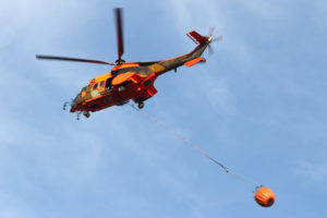 Un helicóptero contraincendios en acción.