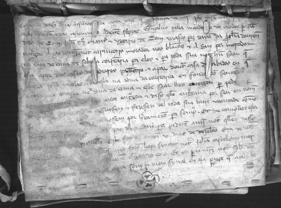Un dos documentos medievais atopados na catedral de Ourense.