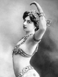 Mata Hari noutra estampa promocional do seu espectáculo.