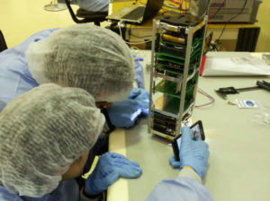 Técnicos traballan no satélite Humsat, da Universidade de Vigo.