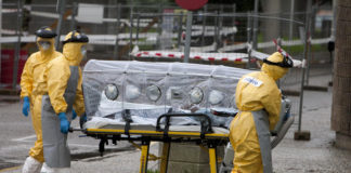 A comitiva sanitaria efectúa o traslado a Vigo do paciente con suposto caso de ébola.