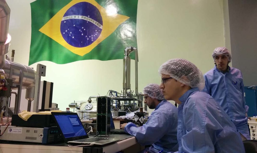 Técnicos da Universidade de Vigo traballan co satélite en Brasil.